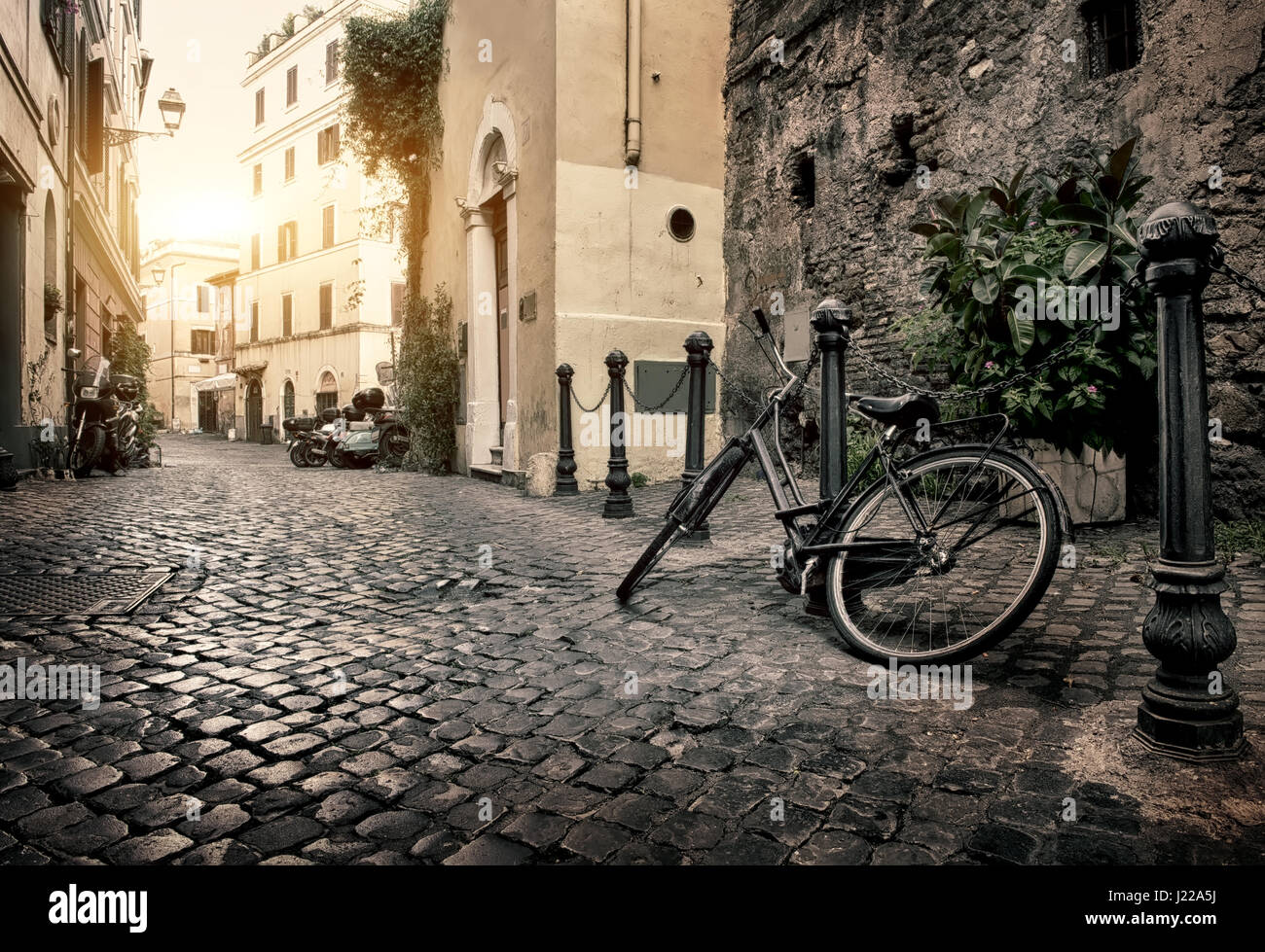 In bici sulla strada di Trastevere a Roma, Italia Foto Stock