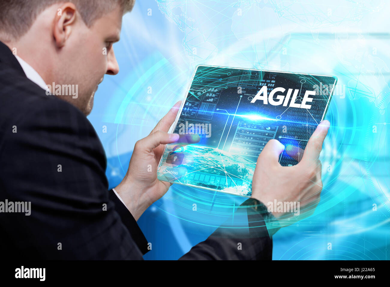 Business, tecnologia Internet e networking concetto. Giovane imprenditore lavorando sul suo computer portatile in ufficio, selezionare l'icona agile sul virtual dis Foto Stock