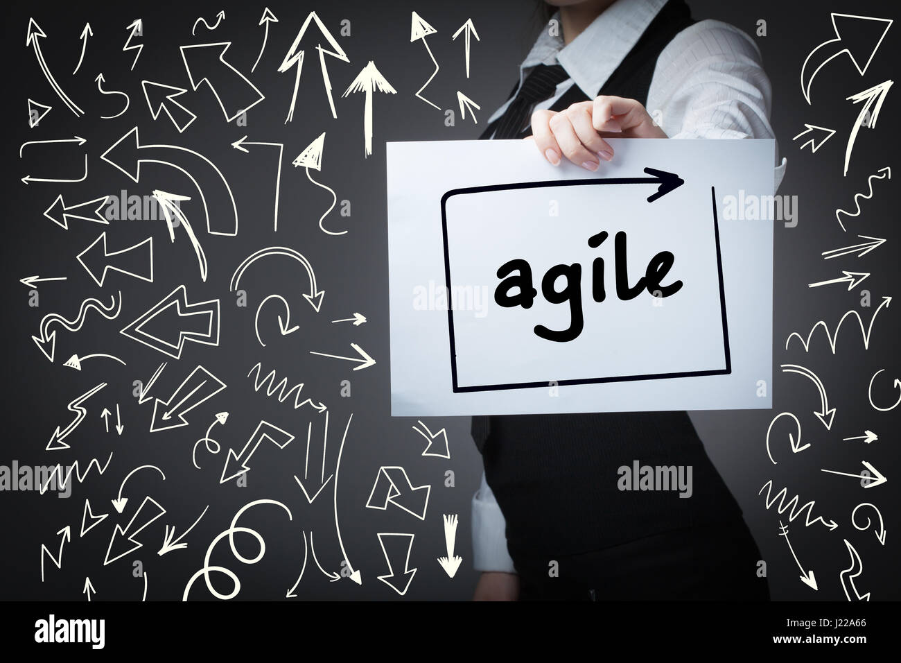 Tecnologia, internet, business e marketing. Giovane donna di affari di parola di scrittura: agile Foto Stock