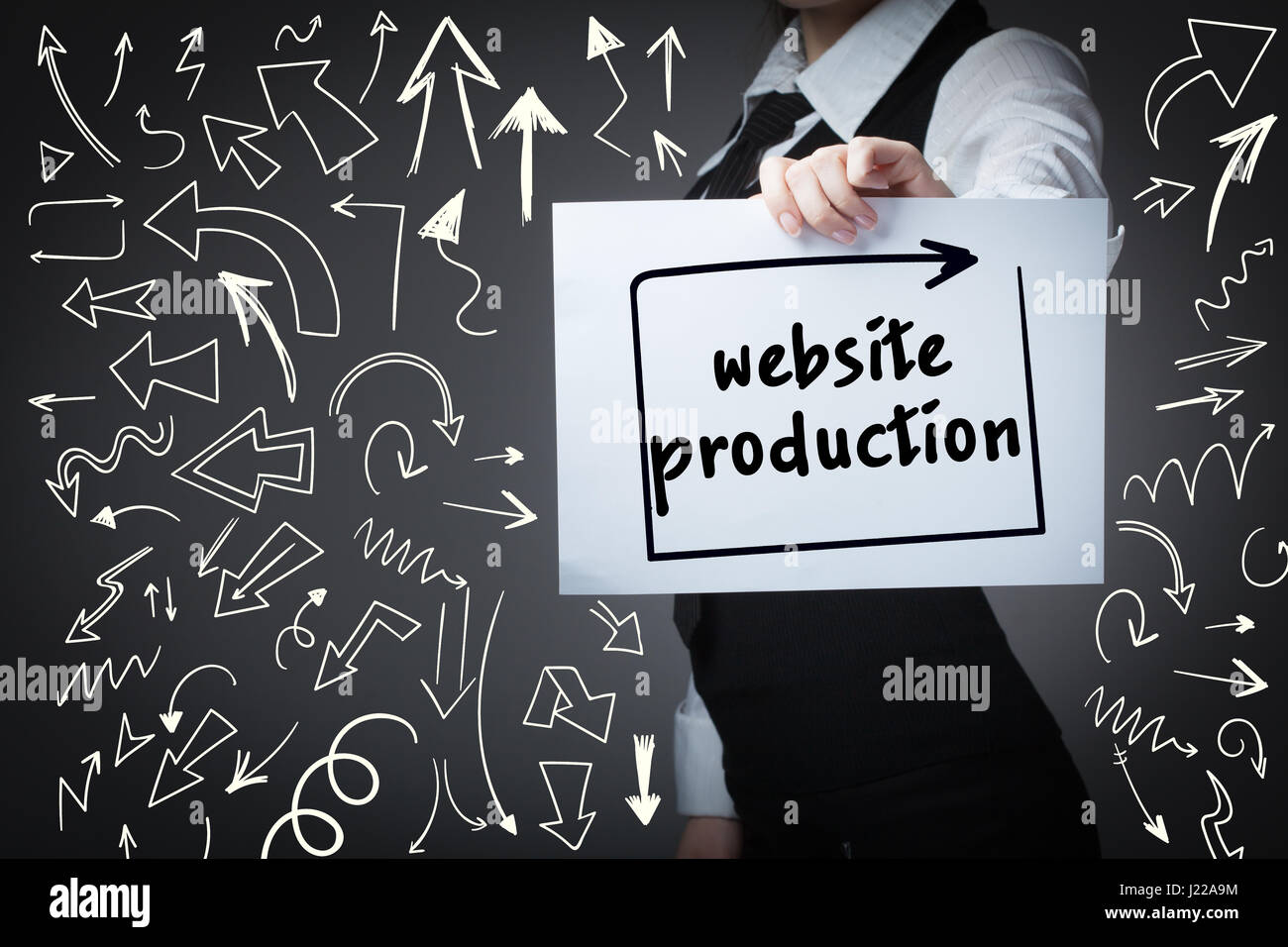 Tecnologia, internet, business e marketing. Giovane donna di affari di parola di scrittura: produzione del sito web Foto Stock