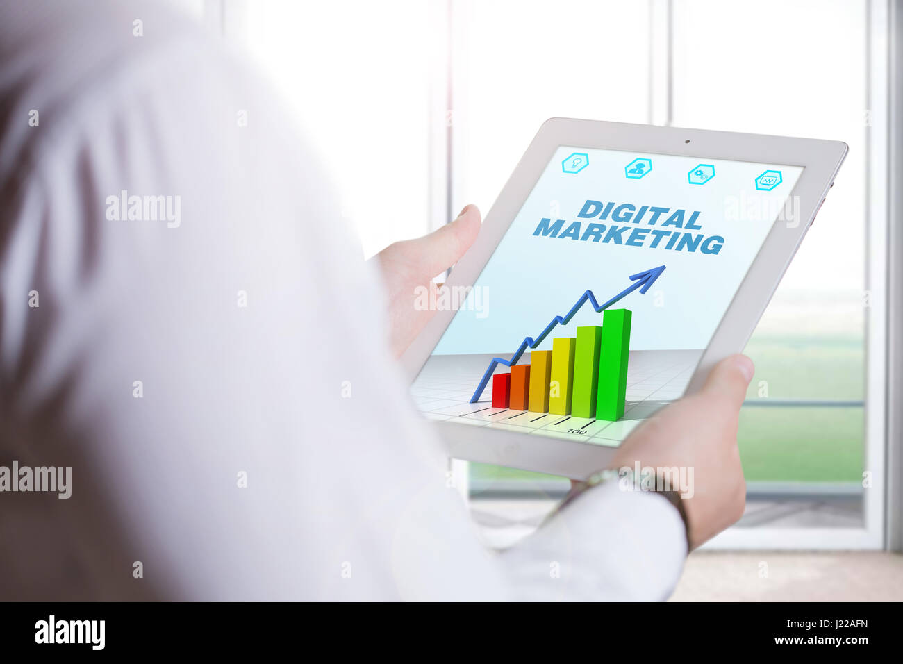 Business, tecnologia Internet e il concetto di rete. Giovane uomo d affari, lavorando sulla tavoletta del futuro, selezionare sul display virtuale: Digitale ma Foto Stock