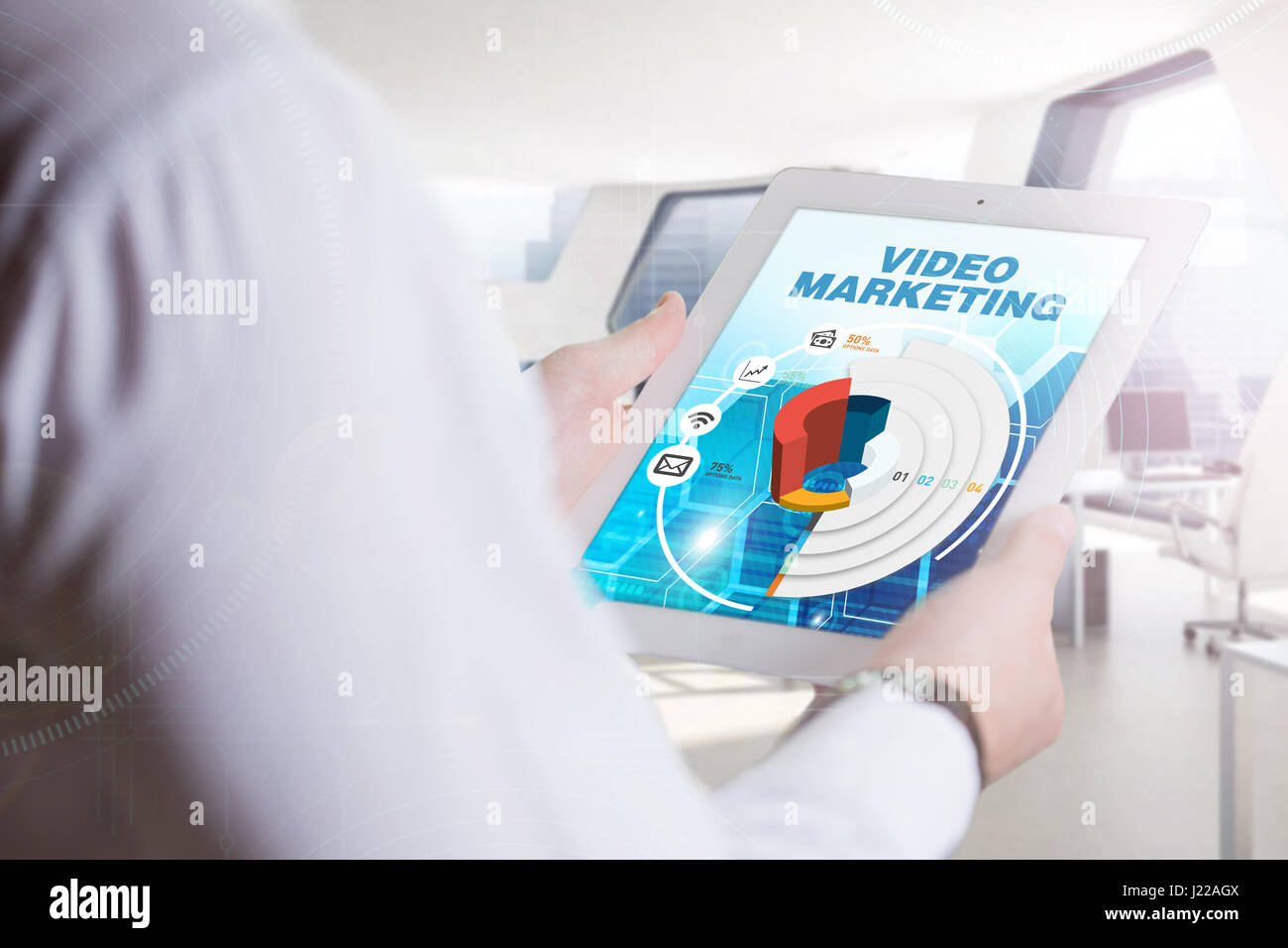 Business, tecnologia Internet e il concetto di rete. Giovane uomo d affari, lavorando sulla tavoletta del futuro, selezionare sul display virtuale: Video Mark Foto Stock