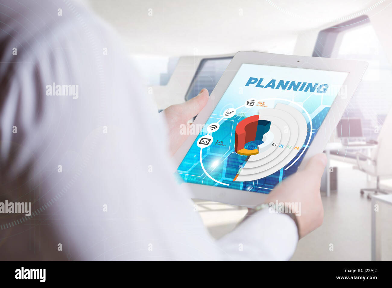 Business, tecnologia Internet e il concetto di rete. Giovane uomo d affari, lavorando sulla tavoletta del futuro, selezionare sul display virtuale: PLANANTI Foto Stock