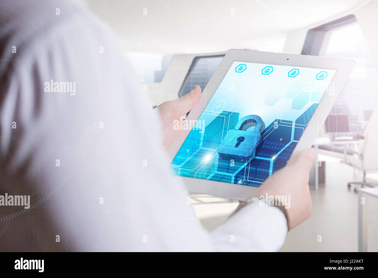 Business, tecnologia Internet e il concetto di rete. Giovane uomo d affari, lavorando sulla tavoletta del futuro, selezionare sul display virtuale Foto Stock