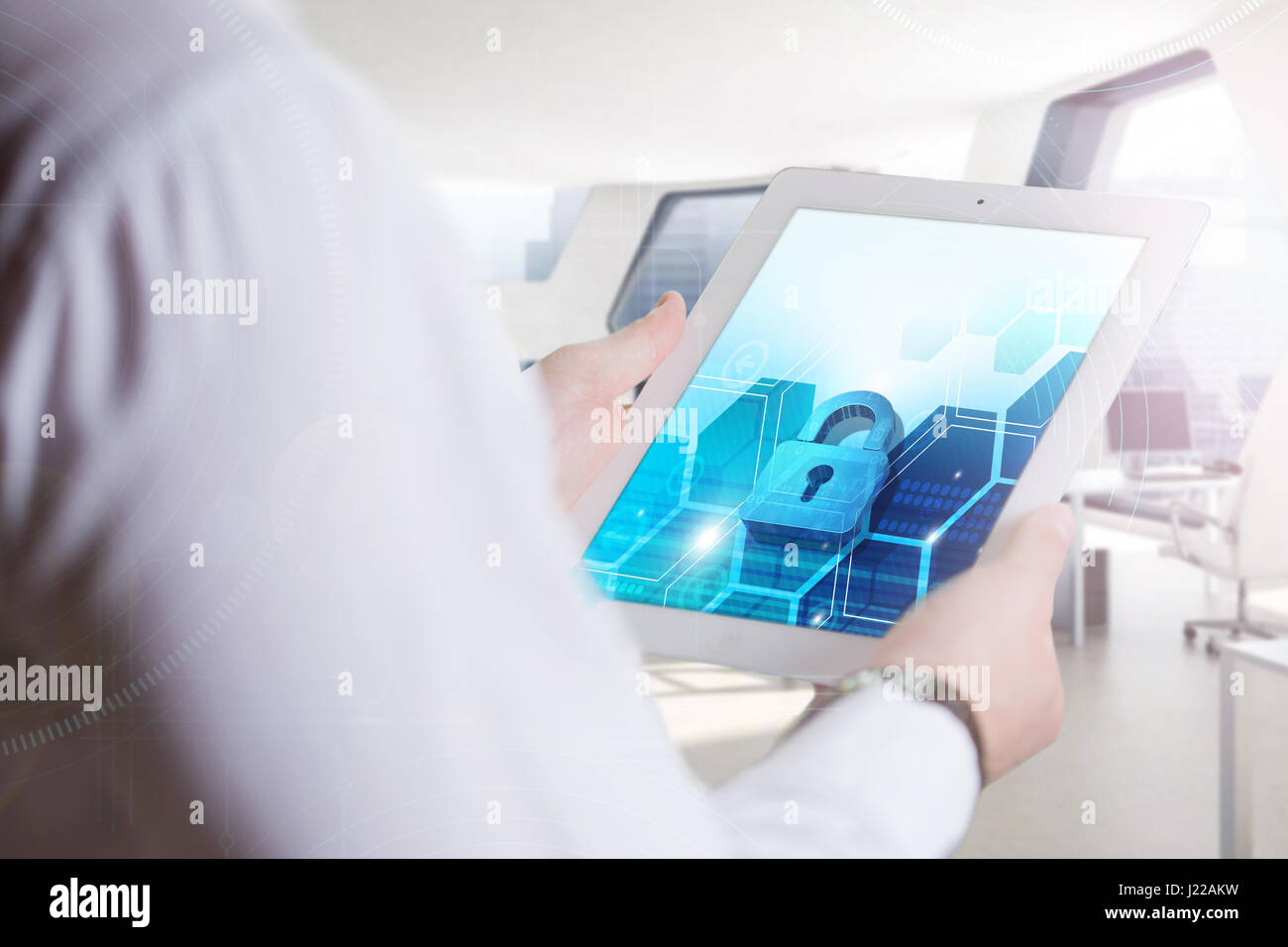 Business, tecnologia Internet e il concetto di rete. Giovane uomo d affari, lavorando sulla tavoletta del futuro, selezionare sul display virtuale Foto Stock