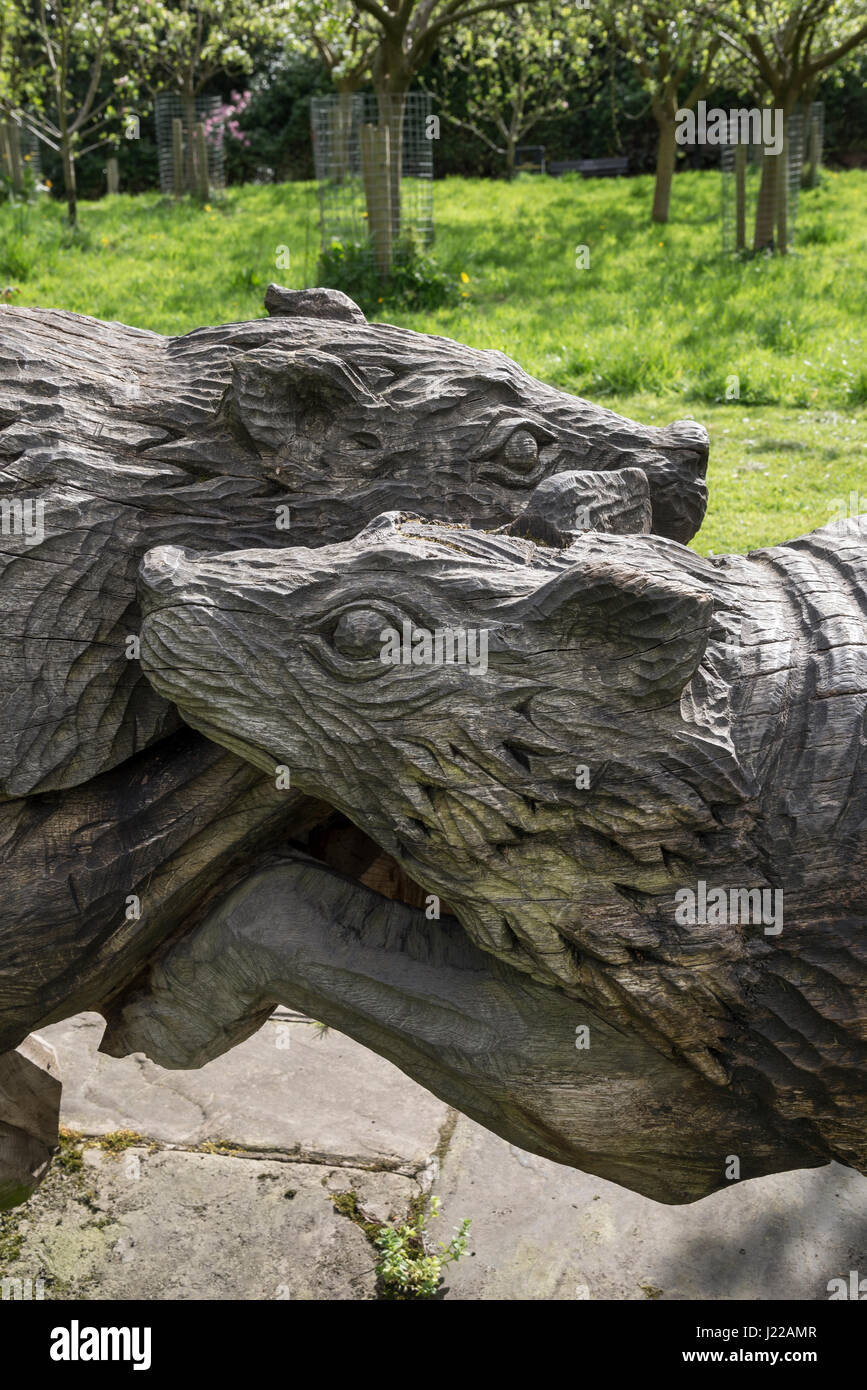 In legno intagliato sculture di Badgers a Cheetham park, Stalybridge, Greater Manchester, Inghilterra Foto Stock