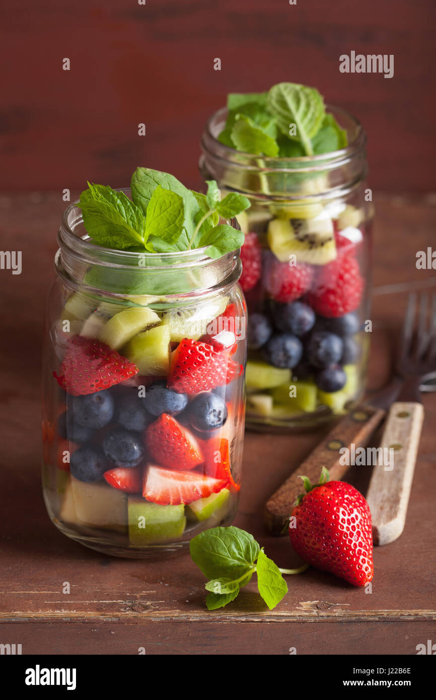 Insalata di frutta in mason jar Mirtillo Fragola kiwi menta apple Foto Stock