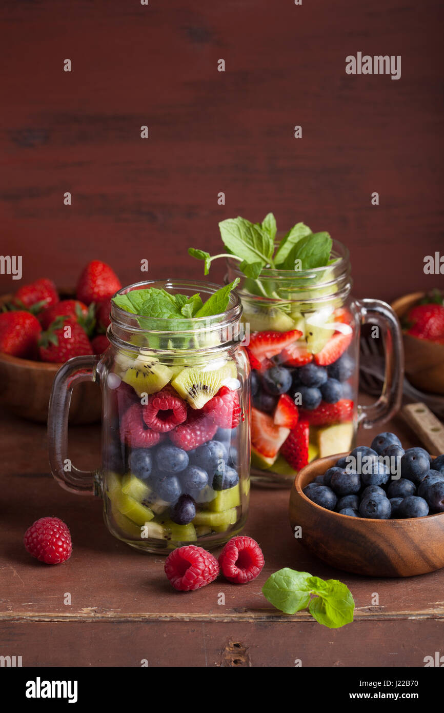 Insalata di frutta in mason jar Mirtillo Fragola kiwi menta apple Foto Stock