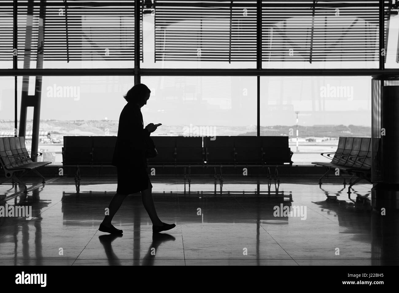 Aeroporto interna con persone. Viaggi turismo sfondo. Posizione orizzontale Foto Stock
