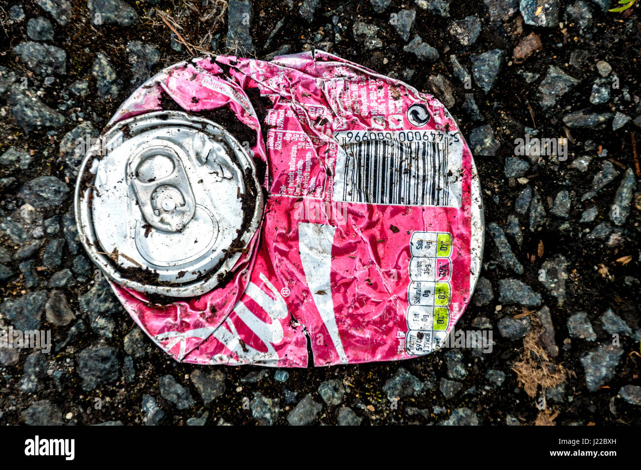 Schiacciato Coca cola Coke bevanda frizzante può stagno sulla strada del colore sbiadito. Foto Stock