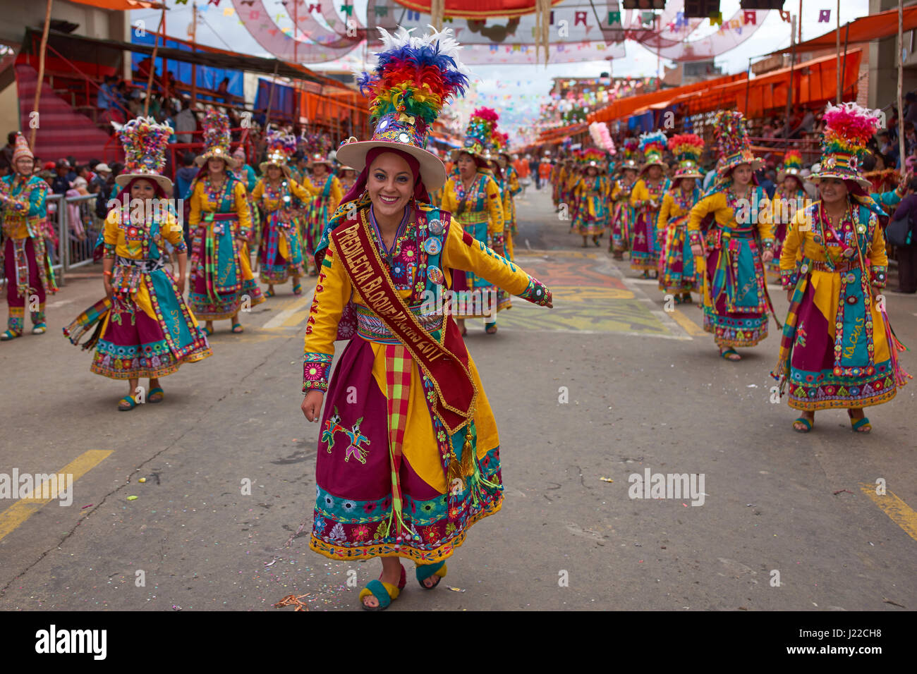 Tinkus Dancers in colorati costumi di eseguire l'annuale Oruro Carnevale. L'evento è designato dall'UNESCO come patrimonio culturale immateriale Foto Stock