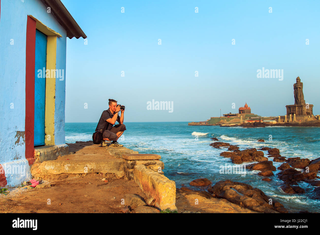 Il viaggio in India. Uomo di fotografare il tramonto al largo di Kanyakumari. Stato federato di Tamil Nadu, India meridionale, 21.03.2017. Foto Stock