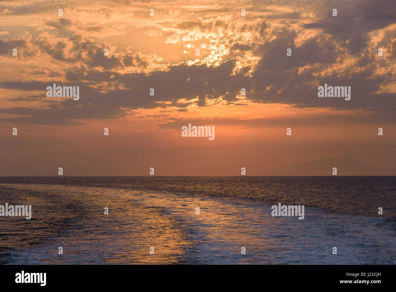 Tramonto sul Mar Tirreno con l'isola di Capri sullo sfondo Foto Stock