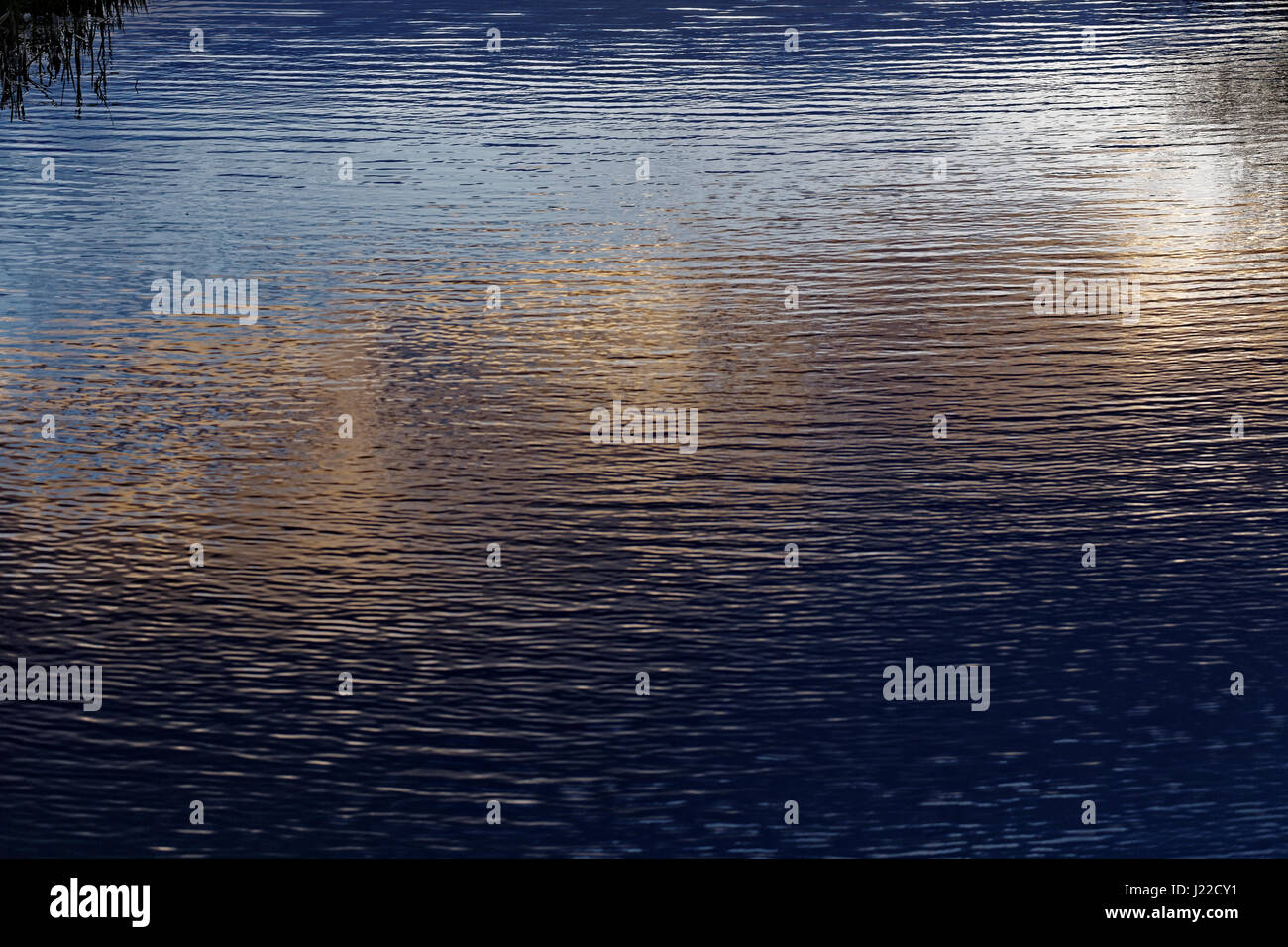 Canale di Forth e Clyde, ondeggiano acqua colorata Foto Stock