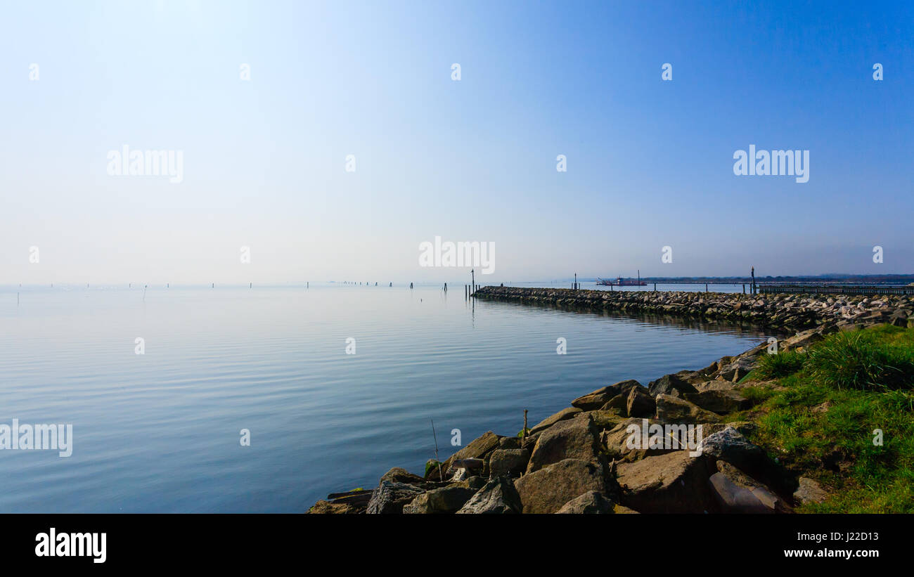 Struttura di frangionde sul mare adriatico. Goro vista della porta. Delta del Po le zone umide landmark. Italiano di destinazione di viaggio Foto Stock