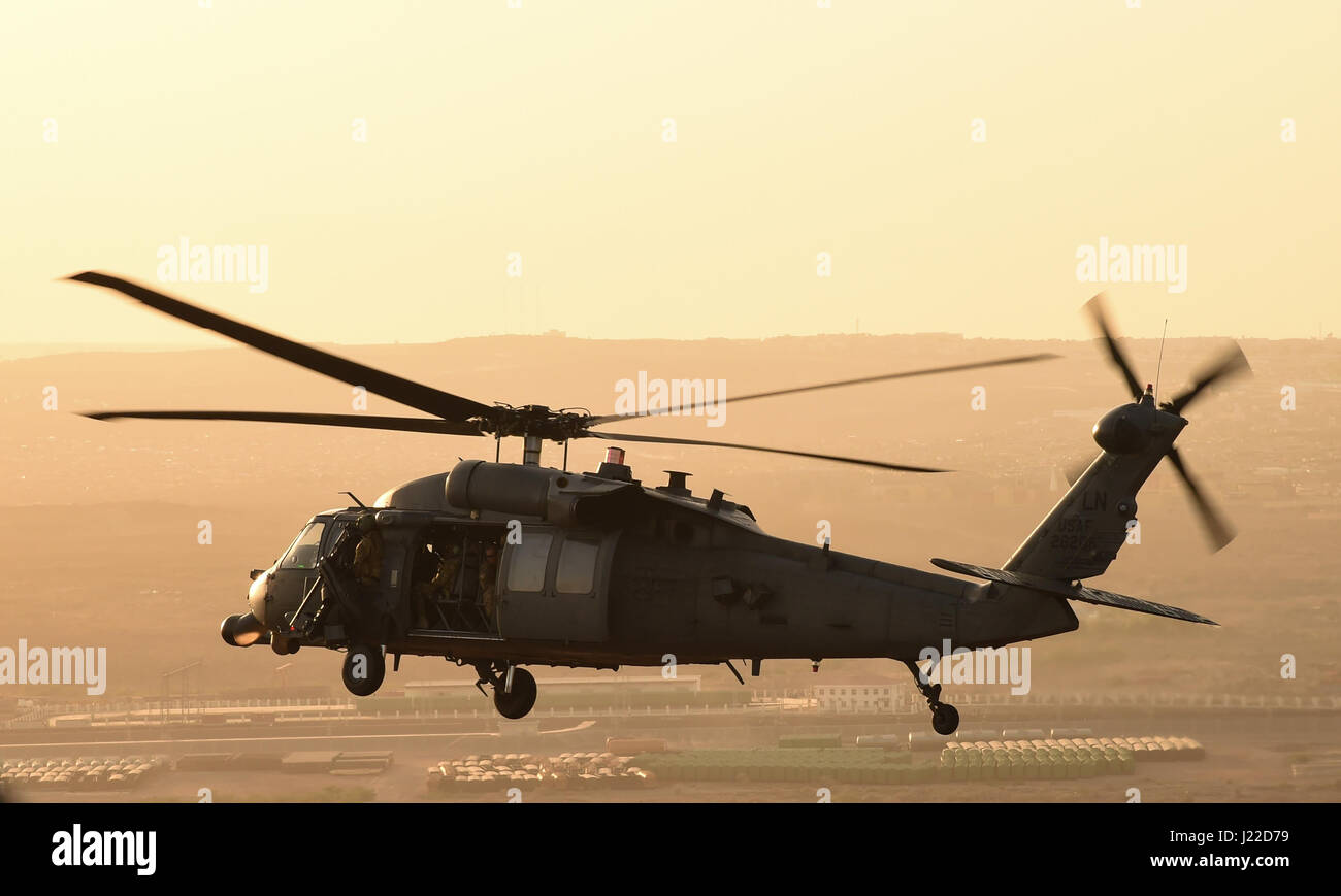 Stati Uniti Air Force Vice Capo di Stato Maggiore gen. Stephen Wilson, Capo Comandante Sergente della Air Force Kaleth O. Wright, e dei membri del loro personale di viaggio in un HH-60 spianare i falchi su un aeroporto nei pressi di Camp Lemonnier, Gibuti, Aprile 11, 2017. Il generale ha visitato CJTF-HOA e altri comandi di tenant con Wright per acquisire una migliore comprensione della Air Force integration e missioni negli Stati Uniti Africa il comando area di responsabilità. (U.S. Air National Guard photo by Staff Sgt. Penny Snoozy) Foto Stock