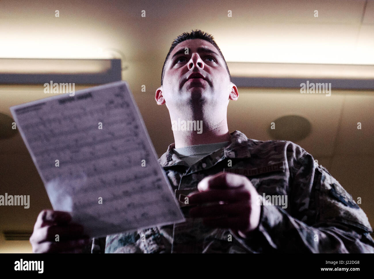 Tech. Sgt. Matteo Peacock, U.S. Air Force del comando centrale dei sistemi di banda Vai direttore musicale, prepara la banda dei sistemi e dei musicisti di afghani Istituto nazionale di musica per una performance presso l'U.S. Ambasciata a Kabul, Afghanistan, Marzo 26, 2017. Sistemi e gli studenti di anim erano canzoni di preformatura che includeva tradizionali e moderne canzoni dall' Afghanistan per una vasta folla di gente del posto e il personale. (U.S. Air Force foto di Senior Airman Giordania Castelan) Foto Stock