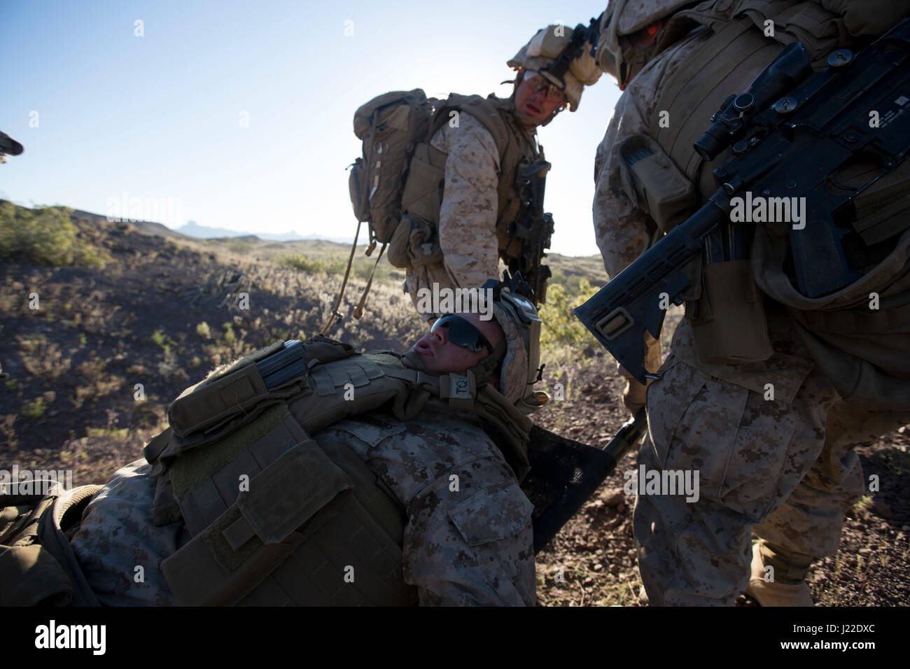 I Marines statunitensi della Golf Company, 2nd Battalion, 6th Marine Regiment, 2nd Marine Division, eseguono un'evacuazione simulata delle vittime durante l'addestramento al fuoco dal vivo dell'attacco a livello di plotone al campo di tiro al pascolo, Yuma Proving Grounds, Arizona, 4 aprile 2017. Talon Exercise 2-17 fornisce addestramento integrato per le unità di combattimento a terra che supportano il WTI 2-17. Foto Stock