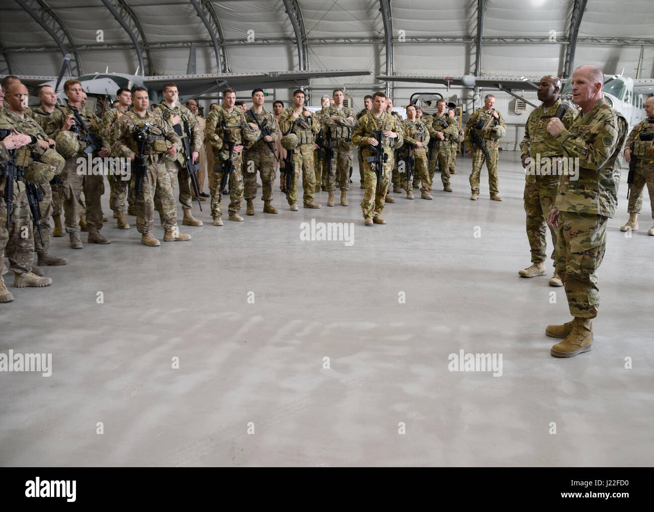 Gen. Stephen Wilson, vice capo di Stato Maggiore delle Forze aeree, indirizzi treno, consulenza, assistenza Command-Air (TAAC-aria) i consulenti a Kabul Air Wing, Afghanistan, 13 aprile 2017. Wilson; Capo Comandante Sergente della Air Force Kaleth O. Wright; Il Mag. Gen. James Hecker, 9 dell'aria e dello spazio di attività Expeditionary Force-Afghanistan commander; e Chief Master Sgt. Lisa Arnold, nono AETF-un comando chief; visitato il 438th Air Expeditionary Wing e TAAC-aria. Brig. Gen. David Hicks, 438th AEW e TAAC-comandante dell'aria, e un contingente di TAAC-aria e coalizione Afghan Air Force membri ha dato ai visitatori un tour di AAF airc Foto Stock