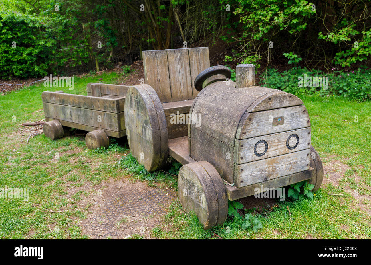 Vintage tradizionale fatto a mano in legno treno giocattolo realizzato come un sit ride e giocattoli per il divertimento dei bambini Foto Stock