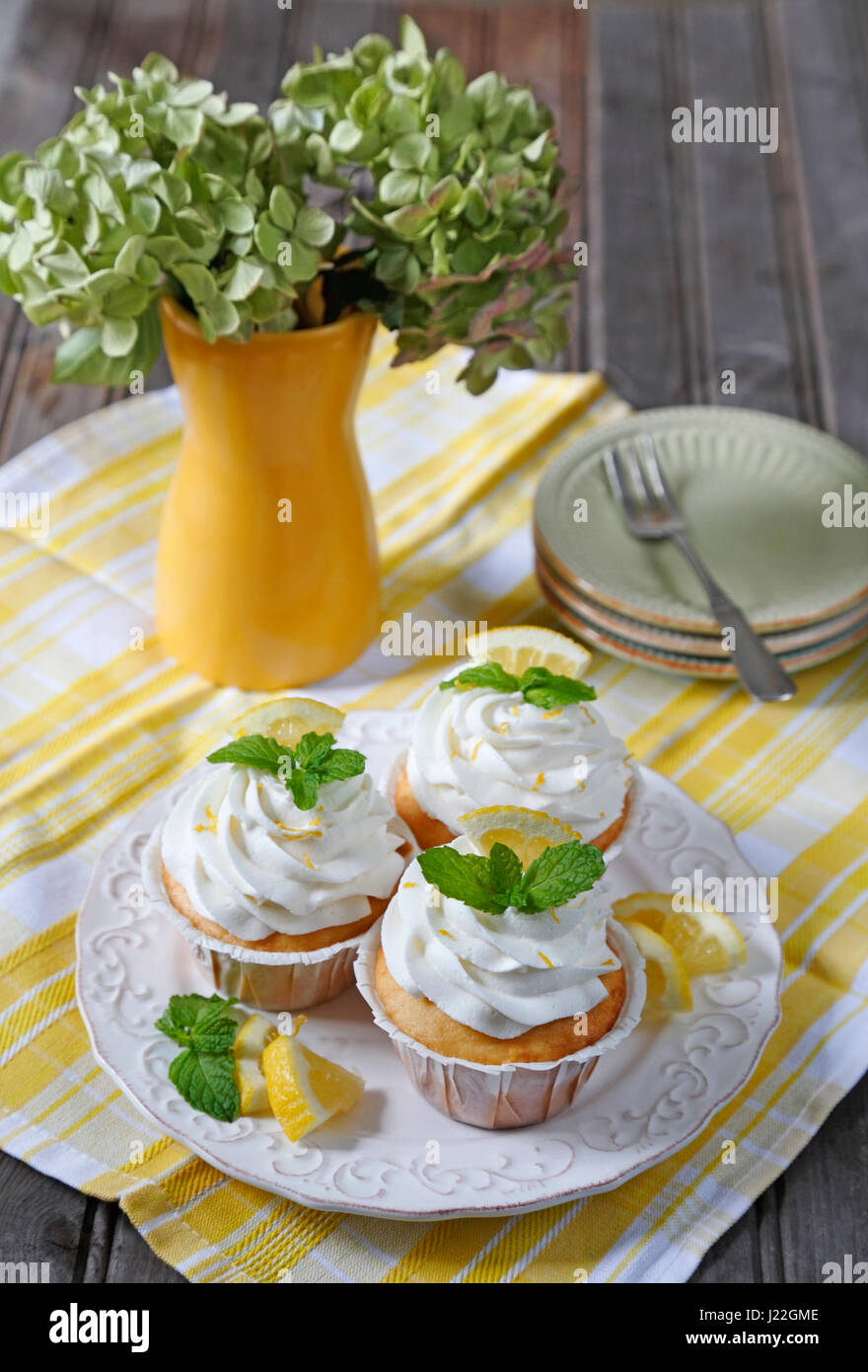Tortine. Tortini al limone sul vecchio tavolo in legno Foto Stock