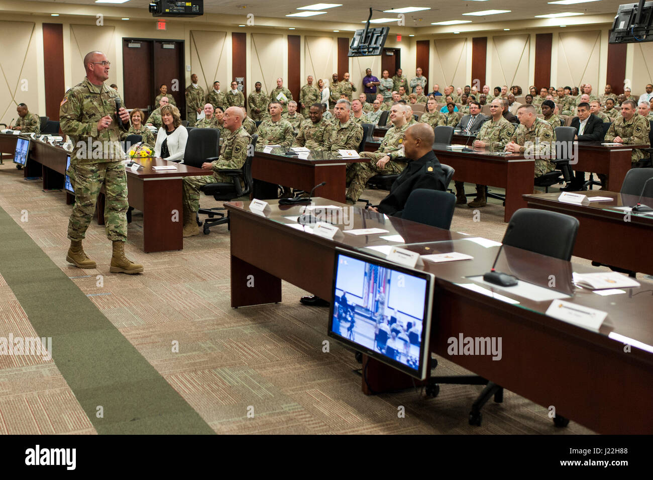 A change of responsibility ceremony is held at U.S. Army Forces Command and Army Reserve Command headquarters, Fort Bragg, NC, April 18, 2017, to ensure leadership transition for the Army Reserve's top enlisted position. Foto Stock
