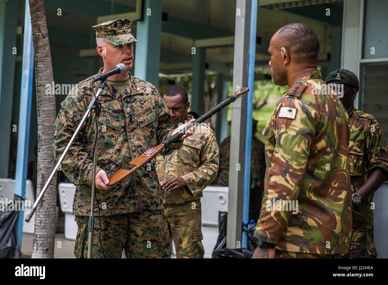 TAURAMA, Papua Nuova Guinea (18 aprile 2017) DEGLI STATI UNITI Marine Lt. Col. Patrick J. Reynolds, comandante, combattere il battaglione della logistica 11, undicesimo Marine Expeditionary Unit, presenta un undicesimo MEU pagaia per Lt. Col. Bonifacio Aruma, un comandante di compagnia con il Royal Pacific Island reggimenti, Papua Nuova Guinea Defence Force (PNGDF), durante la cerimonia di chiusura di una tattica militare di exchange a Taurama caserma, come parte di un teatro la cooperazione in materia di sicurezza innesto, 18 aprile. Unità di comando TSC è come quella condotta al fianco del PNGDF, contribuire a migliorare le capacità militari con i paesi partner nel Indo-Asia-Pacifico r Foto Stock