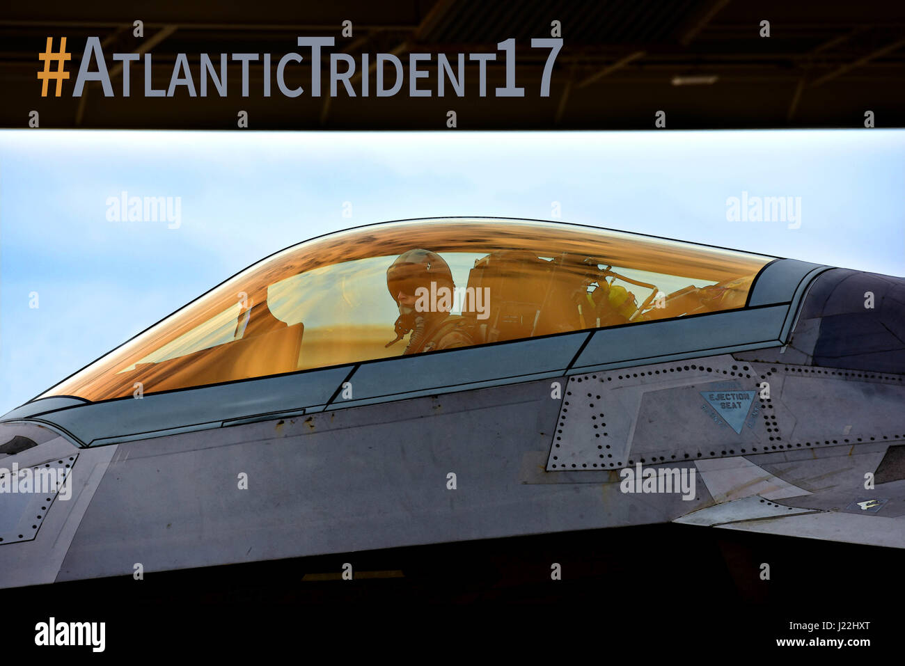 ATLANTIC TRIDENT 2017, ospitato dal 1° Fighter Wing, si concentra sulle operazioni di aria in una altamente controversa ambiente operativo attraverso una varietà di complessi, simulato avversario scenari. Lo scopo dell'esercizio è quello di migliorare l'interoperabilità attraverso la coalizione combinato campagne aeree. Questo esercizio è uno dei primi a concentrarsi su una maggiore integrazione degli Stati Uniti Air Force di quinta generazione funzionalità. (U.S. Air Force per grafica/Airman 1. Classe Tristan Biese) Foto Stock