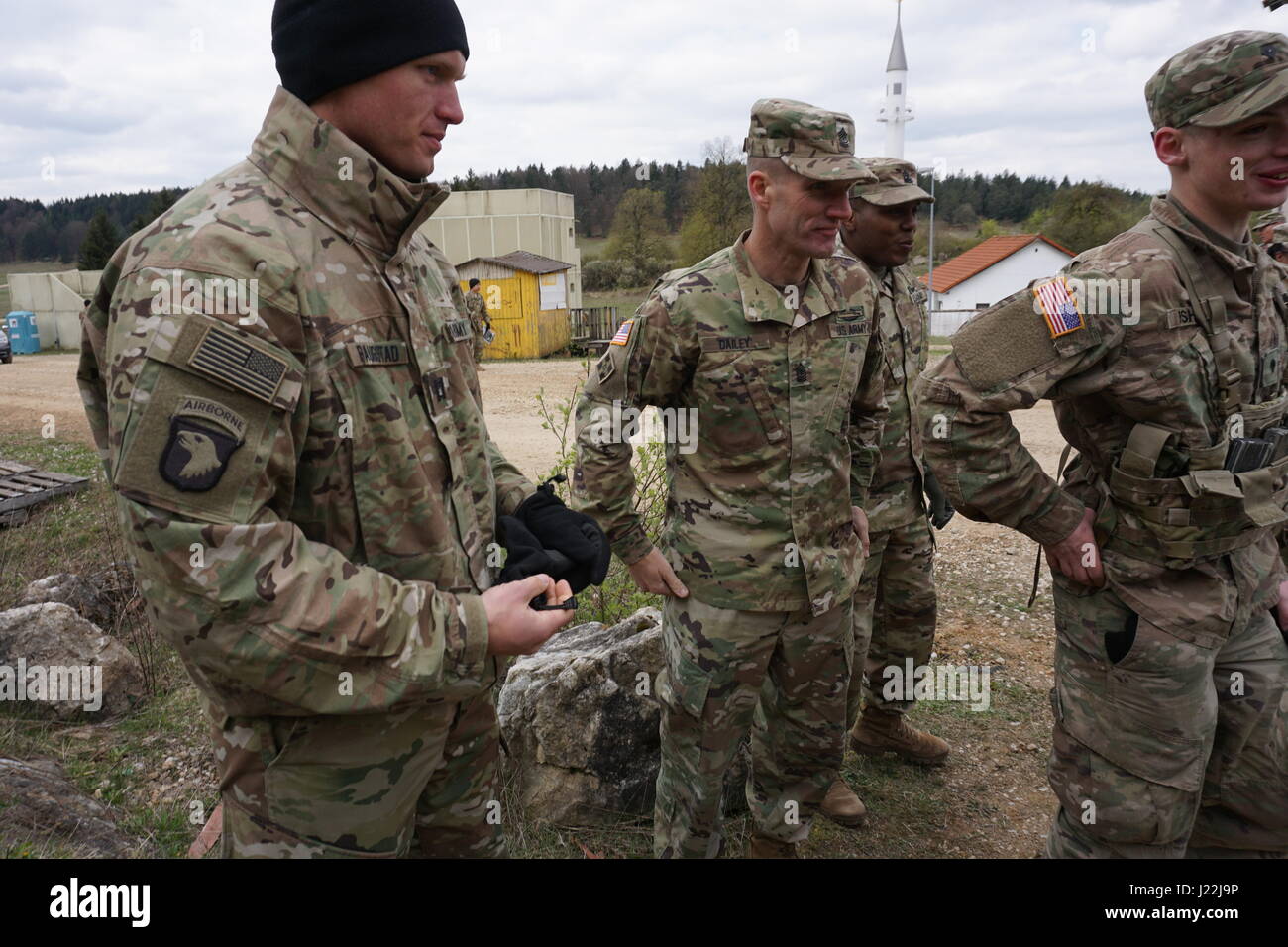 Stati Uniti Comando Esercito Sgt. Maj Daniel A. Dailey, xv Sergente Maggiore degli Stati Uniti Esercito di soldati visitato da entrambi il primo battaglione, 4° Reggimento di Fanteria e la multinazionale comune disponibilità centro in Hohenfels, Germania 20 aprile. (U.S. Esercito foto di Sgt. Karen Sampson) Foto Stock