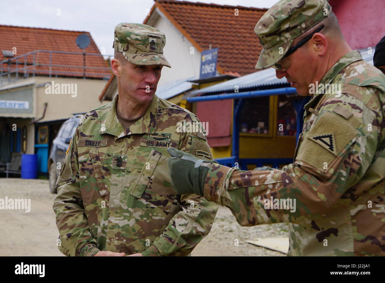 Stati Uniti Comando Esercito Sgt. Il Mag. Daniel A. Dailey, xv Sergente Maggiore degli Stati Uniti Esercito, parla con il comando Sgt. Il Mag. Il Bret Mellott, comando Sergente Maggiore della multinazionale comune disponibilità Centro durante una visita a soldati da entrambi il primo battaglione, 4° Reggimento di Fanteria e il JMRC in Hohenfels, Germania 20 aprile. (U.S. Esercito foto di Sgt. Karen Sampson) Foto Stock