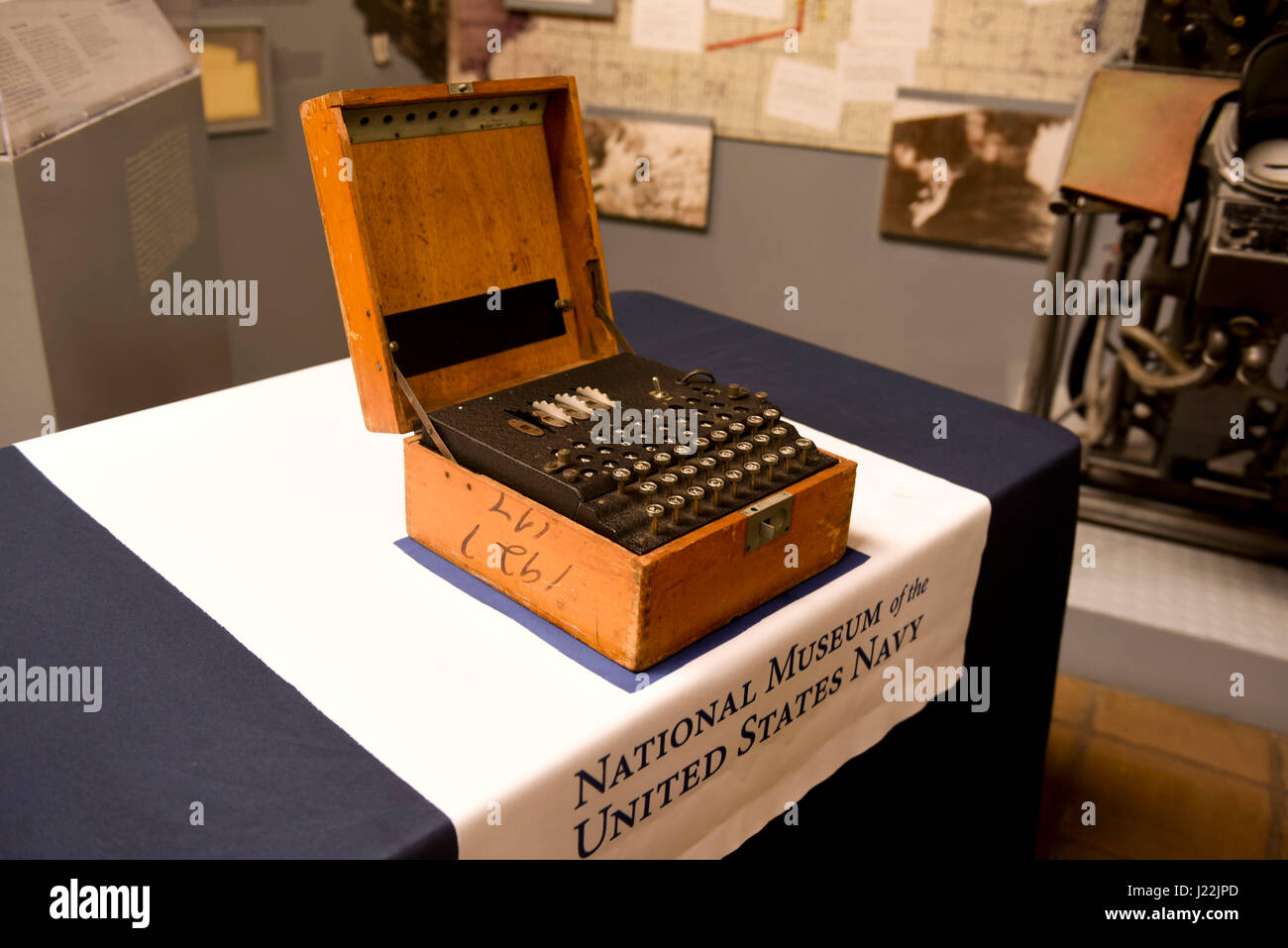 Il 18 aprile 2017, il Museo Nazionale della Marina degli Stati Uniti ha ricevuto un quattro-rotore macchina Enigma dalla Cryptologic Display di comando in Pensacola, FL. Acquisita dal NMUSN l'Enigma è in prestito per essere presentato al museo nel 2018 durante la commemorazione del settantacinquesimo anniversario della II Guerra Mondiale. In tedesco il traffico navale ha iniziato a trasmettere il 1 febbraio 1943 su un quattro-rotore Enigma. NMUSN ha attualmente sul display a tre rotori Enigma, il tipo utilizzato prima di febbraio 1942 per navale tedesco la cifratura del messaggio. Mentre la specifica macchina essendo la quaresima è uno che è stato utilizzato per le comunicazioni betwe Foto Stock