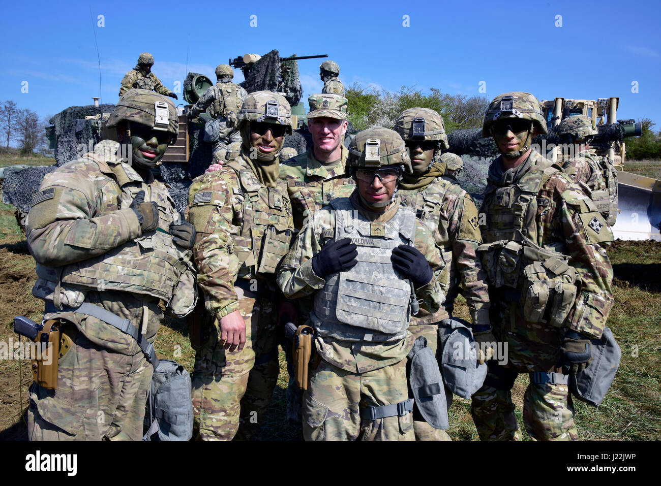 Sgt. Il Mag. dell'esercito Daniel A. Dailey visite 3° Brigata corazzate contro la squadra, 4a Divisione di Fanteria di soldati a Grafenwoehr Area Formazione, Germania, apr. 21, 2017. Quasi 1.200 Ferro soldati della brigata partecipano NEGLI STATI UNITI Esercito Europa diretta a risolvere combinato VIII esercizio multinazionale a Grafenwoehr Hohenfels e le aree di formazione. (U.S. Foto dell'esercito da Sarah Tate) Foto Stock