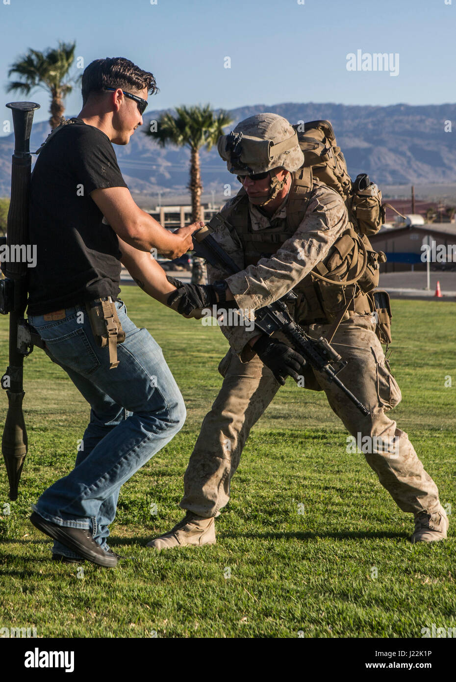 Marines of Golf Company, 2nd Battalion, 6th Regiment, condusse tattiche di supporto all'assalto 3 durante il corso per istruttori di armi e tattiche 2-17 a Twenty Nine Palms, California, praticando evacuazione non combattente e assistenza umanitaria straniera in scenari di addestramento urbano. Foto Stock