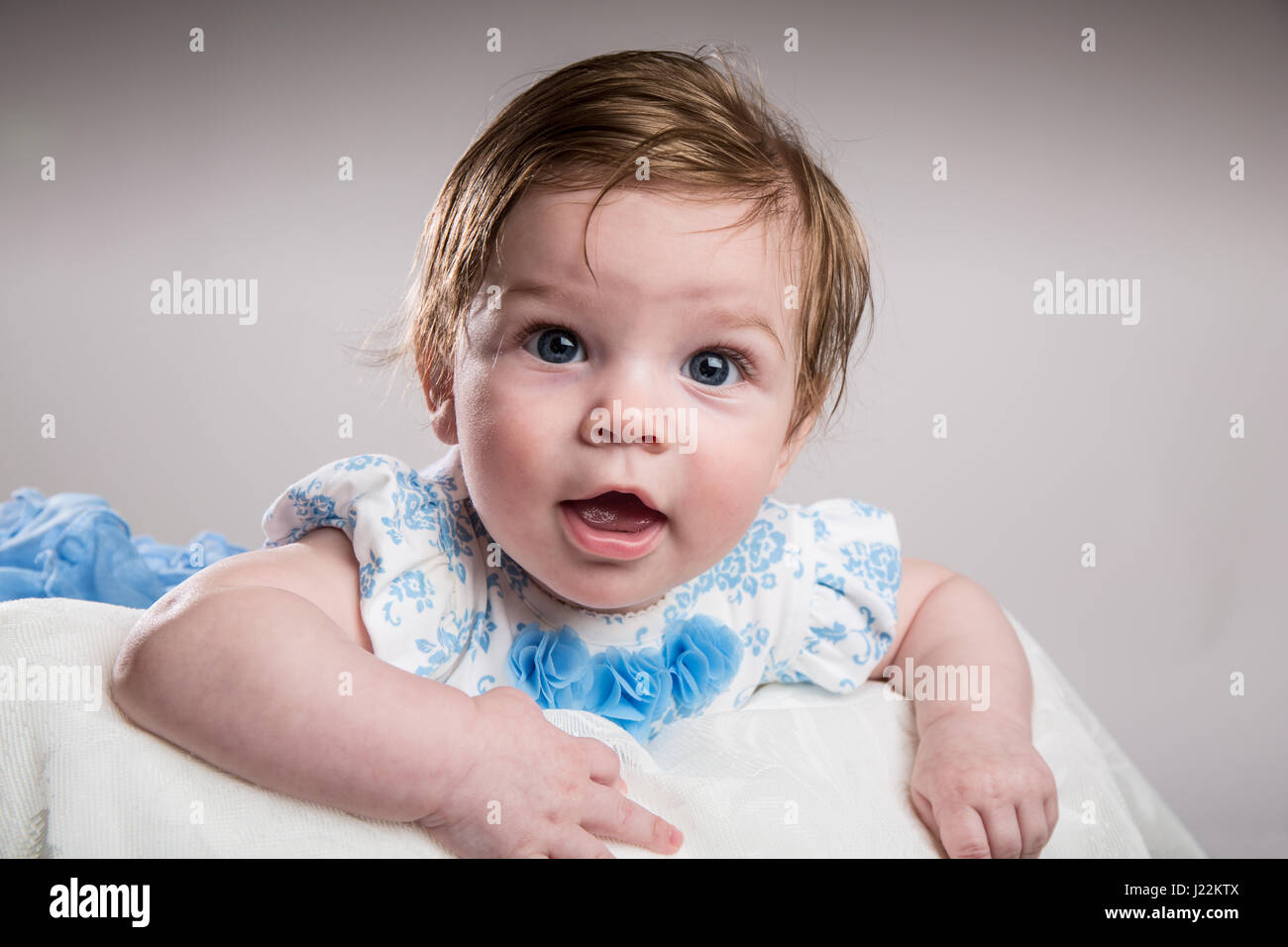 Ritratto di un felice bambina di quattro mesi ragazza Foto Stock
