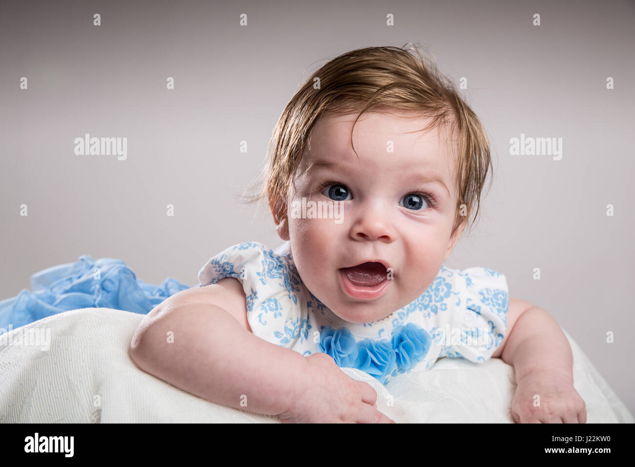 Ritratto di un felice bambina di quattro mesi ragazza Foto Stock
