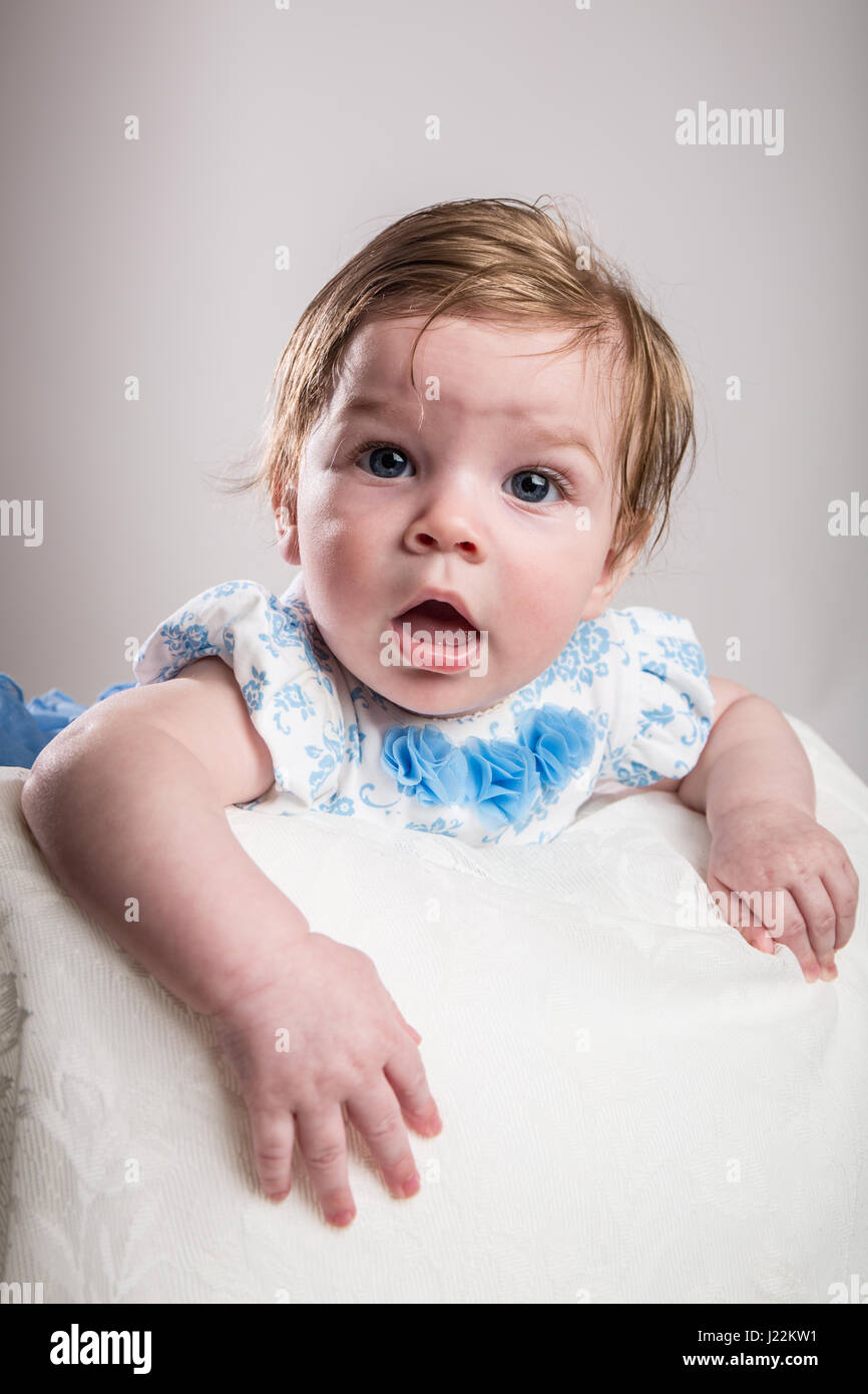 Ritratto di una sorpresa bambina di quattro mesi ragazza Foto Stock