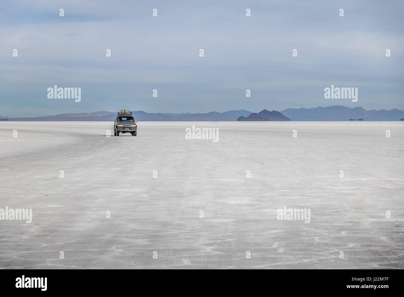 Veicolo fuoristrada in Salar de Uyuni distesa di sale - dipartimento di Potosi, Bolivia Foto Stock