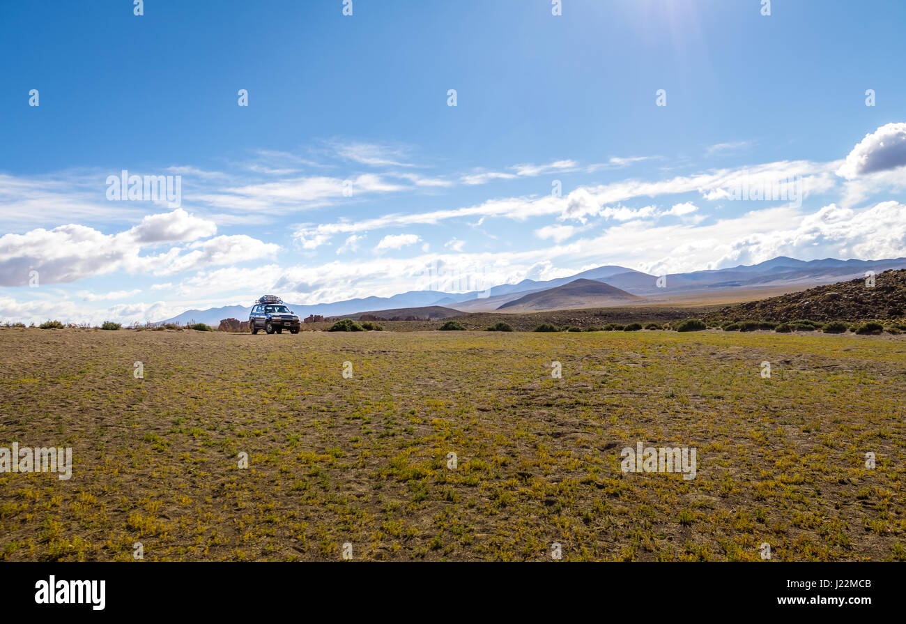 Veicolo fuoristrada in Bolivean altiplano - dipartimento di Potosi, Bolivia Foto Stock