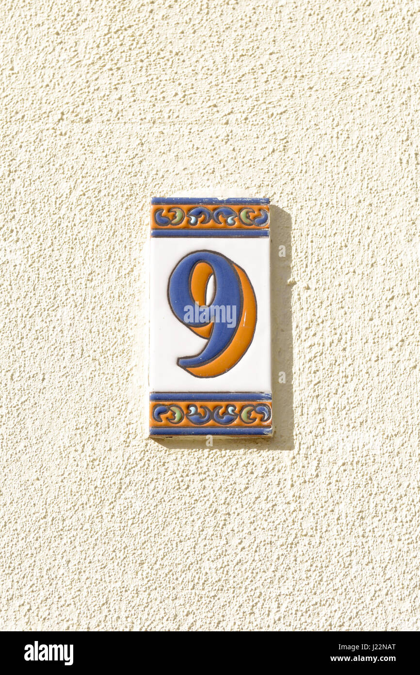Numero civico 9 segno sulla parete Foto Stock