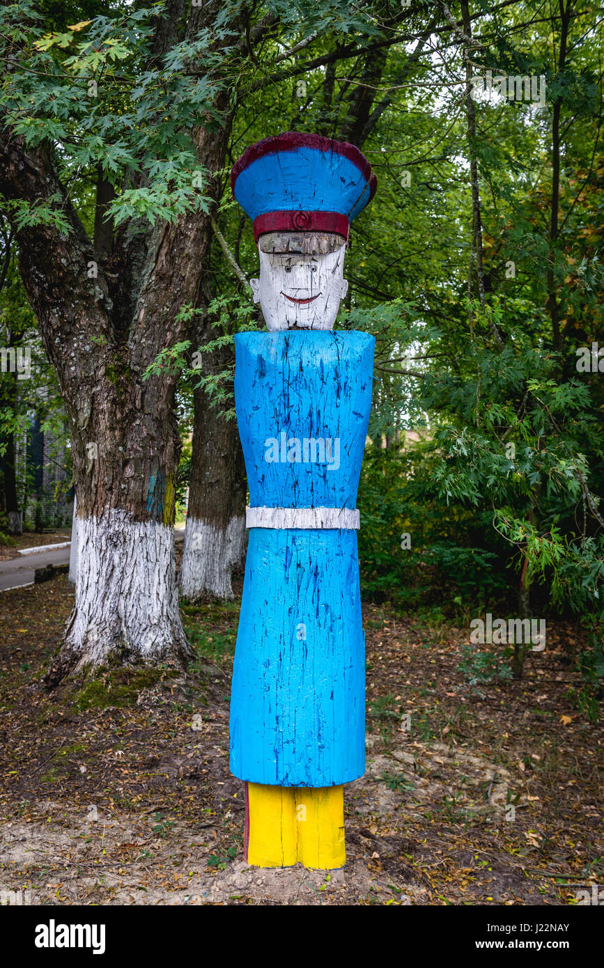 Scultura di militiaman in pripjat città fantasma della centrale nucleare di Cernobyl la zona di alienazione intorno al reattore nucleare disastro in Ucraina Foto Stock