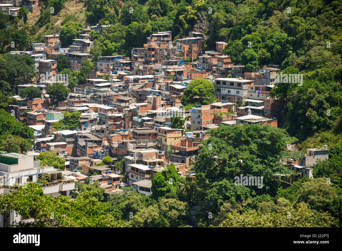 Hillside favela slum la presa in consegna nel verde di una collina a Rio de Janeiro in Brasile Foto Stock