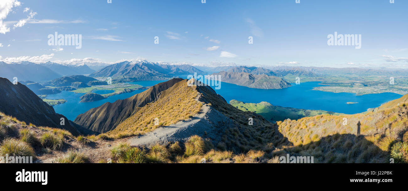 Vista sulle montagne e sul lago, Roys picco, il lago Wanaka, Alpi del Sud, regione di Otago e Southland, Nuova Zelanda Foto Stock
