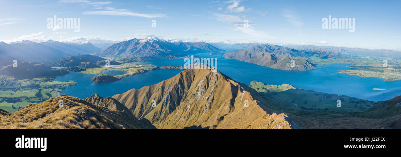 Vista sulle montagne e sul lago, Roys picco, il lago Wanaka, Alpi del Sud, regione di Otago e Southland, Nuova Zelanda Foto Stock