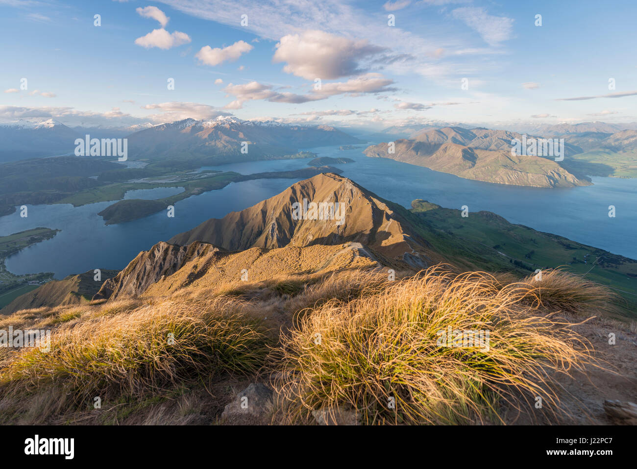 Vista sulle montagne e sul lago, Roys picco, il lago Wanaka, Alpi del Sud, regione di Otago e Southland, Nuova Zelanda Foto Stock