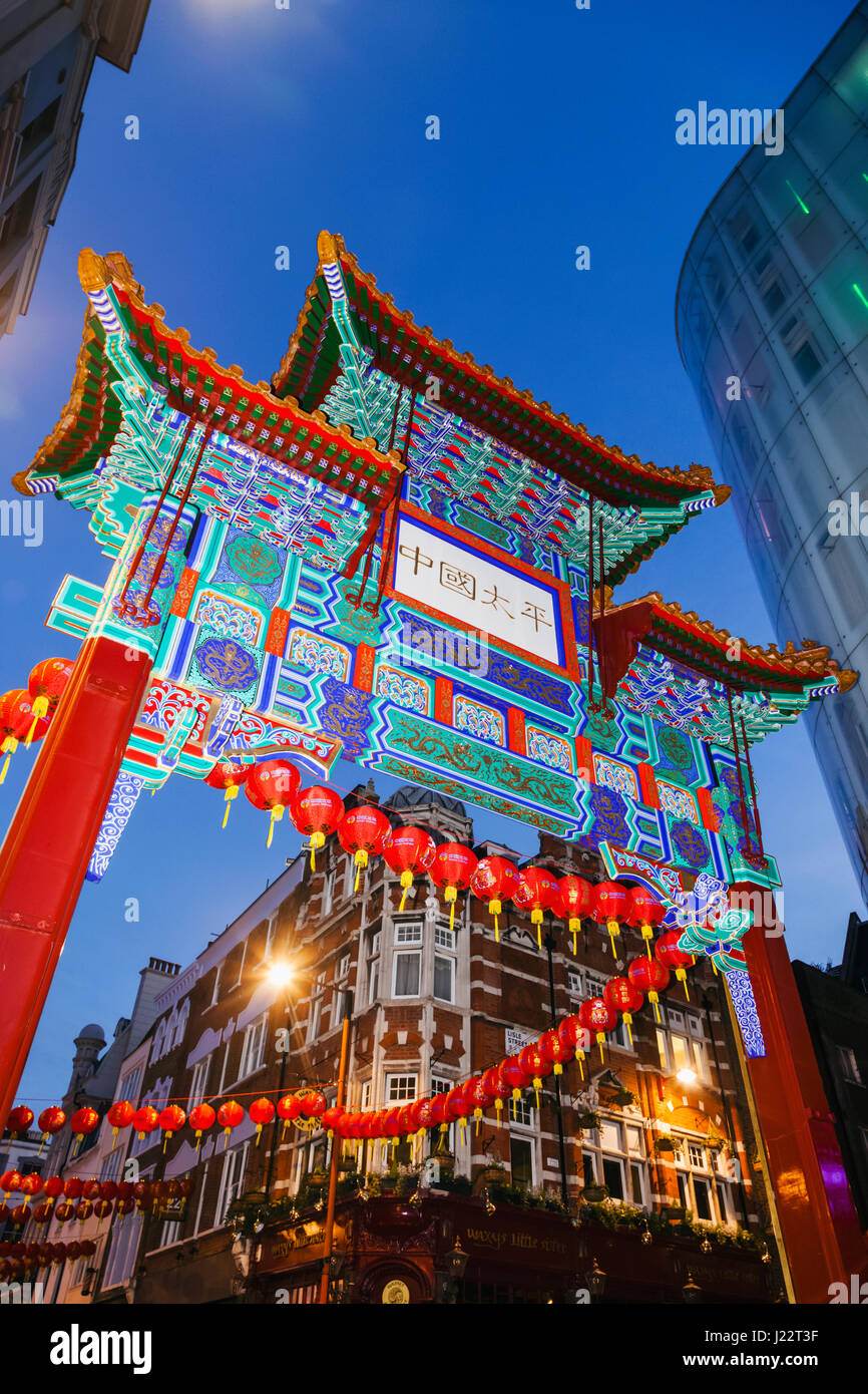 Inghilterra, Londra, Soho, Leicester Square, Chinatown, Gate cinese Foto Stock