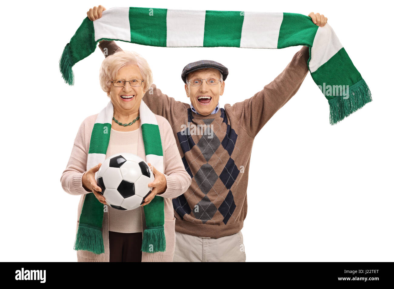 Overjoyed anziani appassionati di calcio con un campo di calcio e un foulard isolati su sfondo bianco Foto Stock