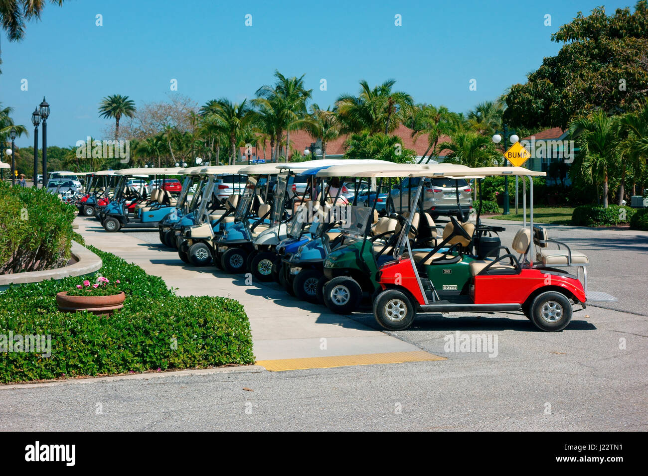 Golf carts parcheggiato a Boca Grande, Florida lungo una strada Foto Stock