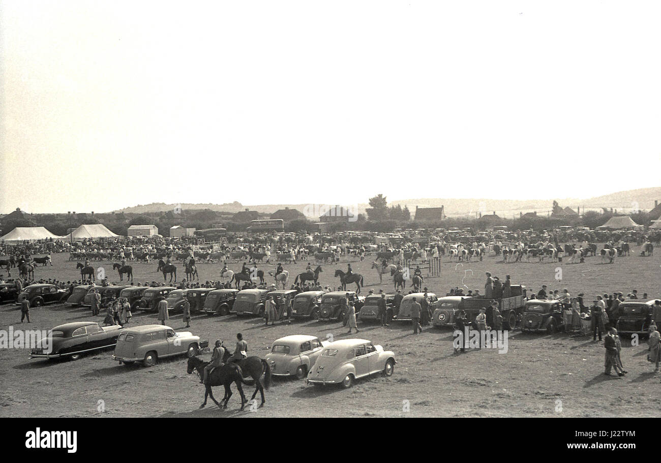 1950, Storico Vista generale delle attività alla contea di Bucks mostrano, Inghilterra, Regno Unito con le vetture del giorno parcheggiato sul main arena. Foto Stock