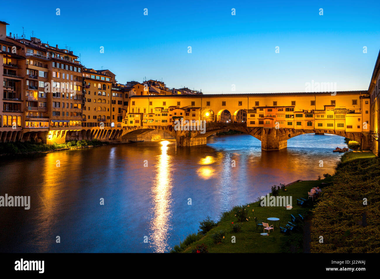 L'Italia, Toscana, Firenze, vista sul fiume Arno e illuminato il Ponte Vecchio a blue ora Foto Stock