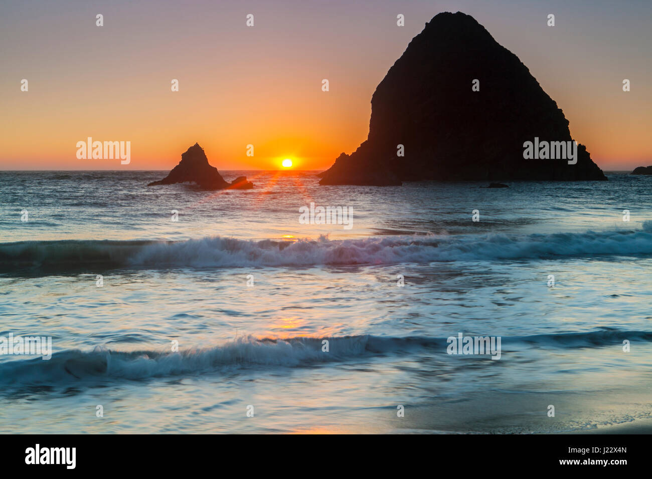 Tramonto da Whaleshead spiaggia lungo la costa dell'Oregon, Samual H. Boardman parco statale, Oregon, Stati Uniti d'America. Foto Stock